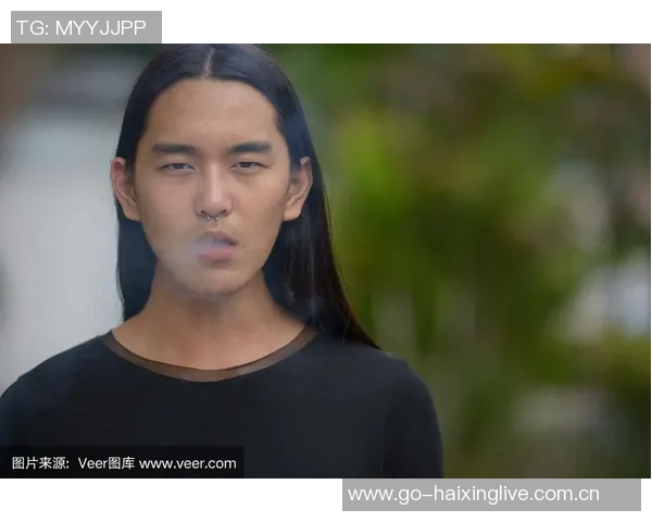 长发男头像足球明星的魅力与风采解析，探索他们的独特个性与球场表现
